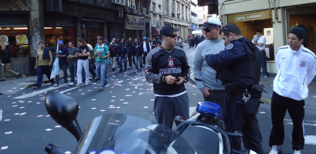 Corintianos pedem informação para policial, enquanto argentinos protestam nas ruas