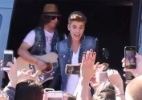 Justin Bieber canta para f�s de dentro de uma van; veja o v�deo