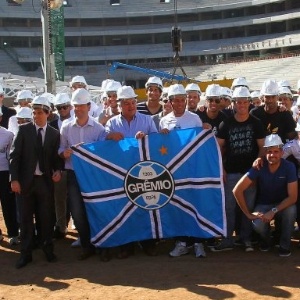 Direção, jogadores e comissão técnica do Grêmio durante a tradicional foto com a bandeira do clube