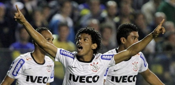 Romarinho comemora após fazer o gol de empate do Corinthians contra o Boca