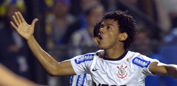 Romarinho comemora gol contra o Boca; atacante foi destaque nos sites internacionais