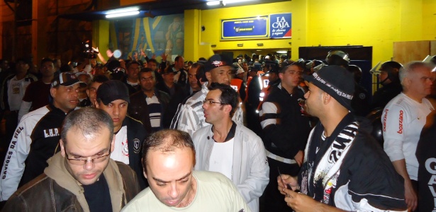 Torcedores do Corinthians tiveram de esperar 50 minutos para deixar La Bombonera