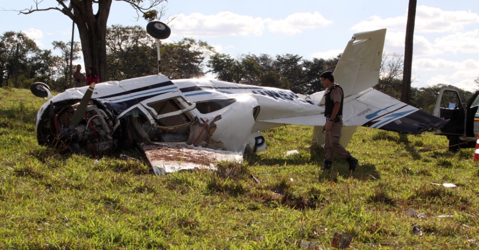 1jul2012---um-aviao-caiu-em-uma-fazenda-