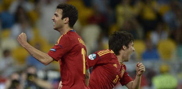 Espanhóis David Silva e Fàbregas celebram gol da Espanha contra a Itália na final da Euro