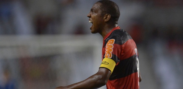 Renato Abreu esbraveja com a torcida rubro-negra durante comemoração de um gol