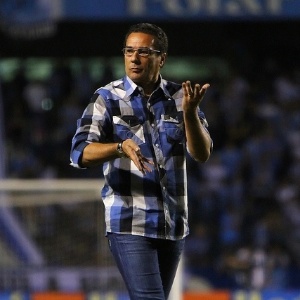 Vanderlei Luxemburgo e mais três jogadores já receberam cartão vermelho pelo Grêmio no nacional