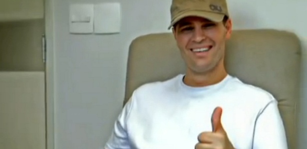 Pedro Leonardo acena para foto divulgada pelo "Fantástico" (1/7/12)