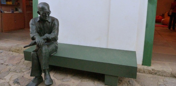 A réplica de Paraty da icônica estátua de Carlos Drummond de Andrade de Copacabana, no Rio