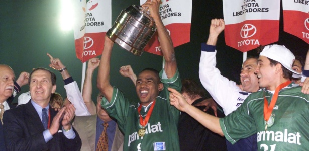 César Sampaio, hoje gerente de futebol do Palmeiras, levanta troféu da Libertadores em 1999
