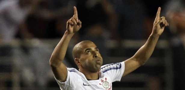 Emerson Sheik comemora um de seus gols na partida contra o Boca Juniors