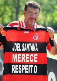 Joel Santana exibe camisa com o apoio de torcedores do Flamengo