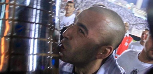 Leandro Moraes/UOL Emerson Sheik beija o troféu da Libertadores. Atacante marcou dois gols na final