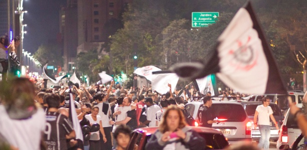 Torcedores corintianos festejam na avenida Paulista após a conquista da Libertadores