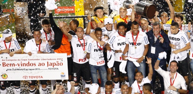 Jogadores recebem a taça da Libertadores. Conquista foi muito explorada pela TV Globo