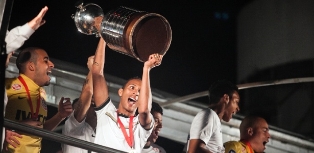 Liedson ergue a taça da Libertadores durante a festa dos jogadores do Corinthians