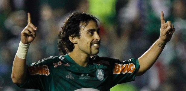 Valdivia comemora após marcar, de pênalti, o primeiro gol do Palmeiras