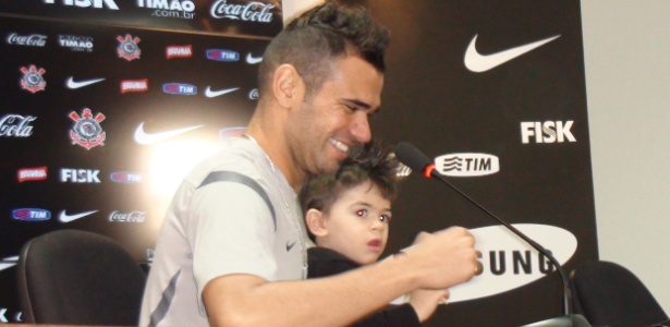 Com seu filho no colo, Leandro Castán fala pela última vez como jogador do Corinthians