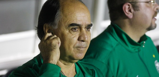 Torcedores insatisfeitos com o rendimento do Coritiba pedem a demissão de M. Oliveira