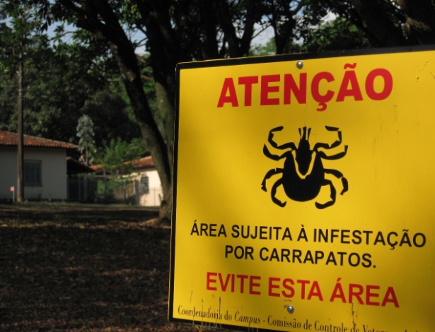 Placa adverte para área da USP de Ribeirão Preto (SP) sujeita a infestação por carrapatos