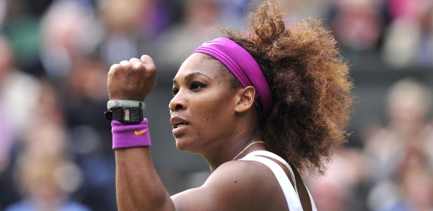 Serena Williams comemora ponto na final de Wimbledon contra a polonesa Radwanska