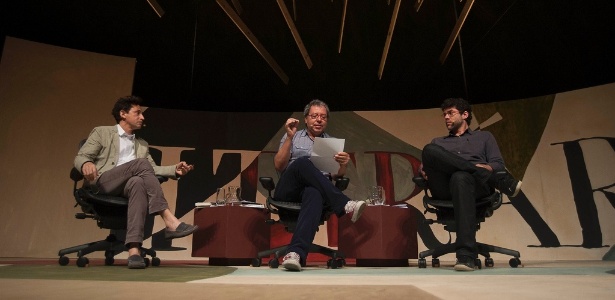 Eucana Ferraz (à esq) e Carlito Azevedo falam sobre a influência de Carlos Drummond de Andrade na literatura atual durante a 10ª edição da Flip 2012 em Paraty (8/7/12) 