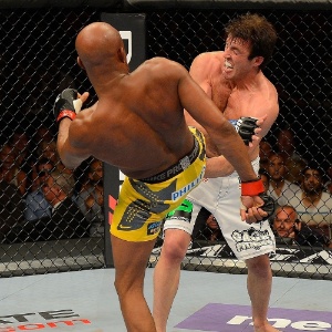 Sonnen leva um pisão no peito durante a derrota para Anderson Silva, no UFC 148, nos EUA