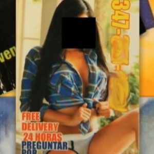 Discretos cartões distribuídos nas ruas contém o número de um cafetão, que fornece os horários e dias livres das prostitutas