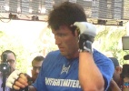 Sonnen errou golpe ensaiado à exaustão em treino aberto; veja os bastidores do UFC