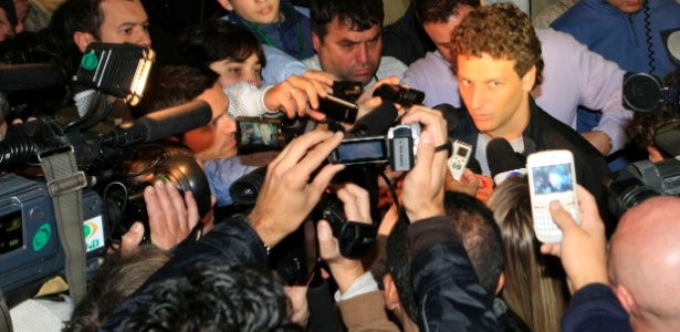 Elano é cercado por jornalistas em chegada a Porto Alegre e recebe 'carinho' do Grêmio