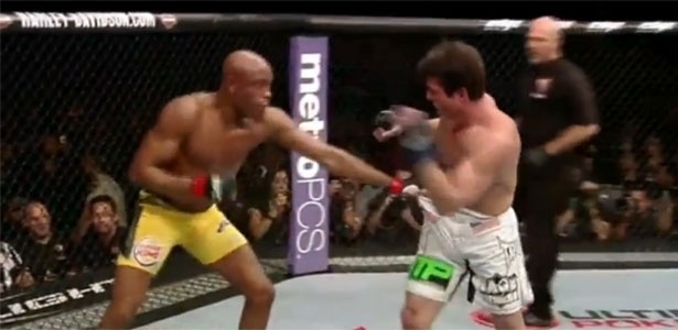 Anderson Silva puxa calção de Chael Sonnen, o que é contra as regras