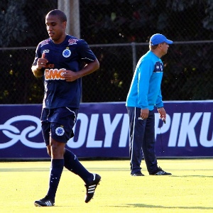 Borges, que voltou a treinar entre os reservas nesta quinta-feira, deve ficar no banco contra o Grêmio