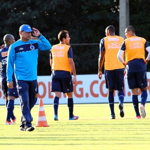 Celso Roth comanda treino de finalização para jogadores do Cruzeiro na Toca da Raposa II 