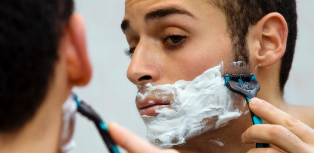 Ao se barbear, tenha em mente que os fios devem sempre ser raspados no sentido do crescimento para evitar pelos encravados ou inflamados