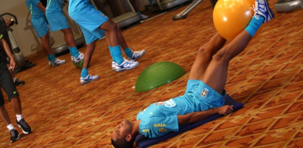 Jogadores fazem trabalho em academia adaptada em hotel no Rio de Janeiro