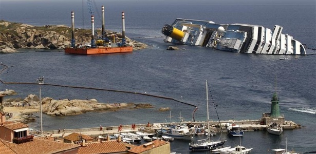 Navio Costa Concordia (foto) está parcialmente submerso desde janeiro deste ano
