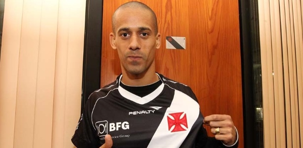 Wendel, novo reforço do Vasco, posa com a camisa do clube após assinar contrato
