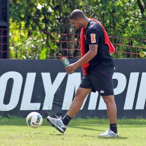 Adriano deixou rotina de fisioterapia e participou de um trabalho com bola no Ninho do Urubu, CT do Fla