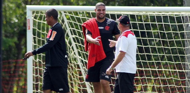 Adriano não apareceu para treinar no centro de treinamento do Flamengo nesta terça