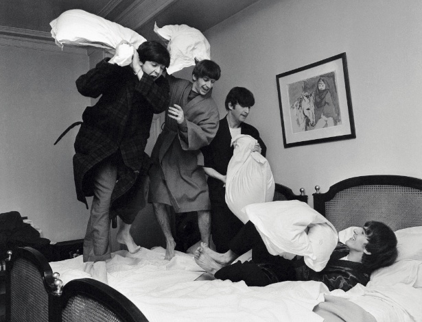 Beatles em batalha de travesseiros fotografada por Harry Benson