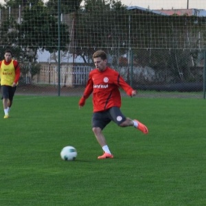 Meia Lucas Lima entrou no decorrer do treino, na vaga de João Paulo, e fez gol de cabeça