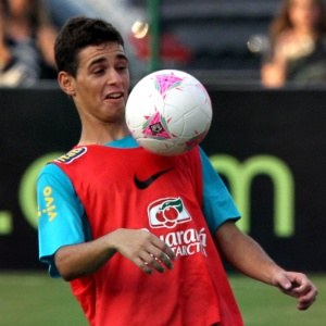 Meia Oscar em ação pela seleção em treino no Rio de Janeiro; meia usará a 10 do Brasil em Londres