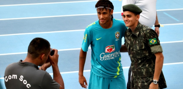 Neymar posa para foto ao lado de soldado após treino da seleção no Rio de Janeiro