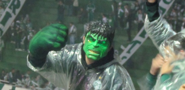 Torcedor do Coritiba faz a festa vestido de Hulk no Couto Pereira