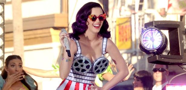 Katy Perry usando um de seus sutiãs rotativos