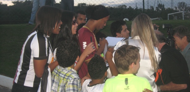 Ronaldinho Gaúcho distriobui autógrafos a crianças e jovens fãs, na Cidade do Galo