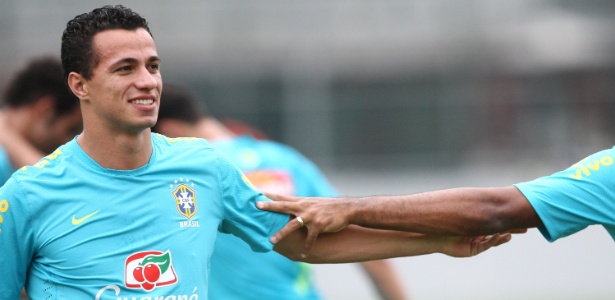 Atacante Leandro Damião está na mira do Milan e pode deixar o Internacional 
