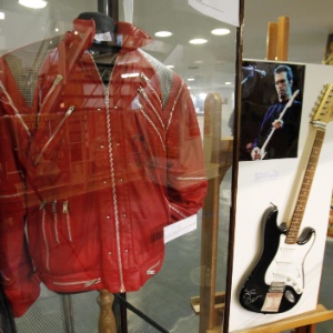 Uma das jaqueta que Michael Jackson usou na época de "Beat It" é leiloada na Argentina (11/7/12)