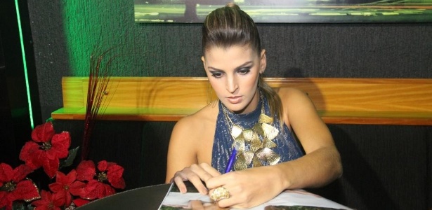 Mari assina uma revista durante festa de lançamento da Playboy, no Rio de Janeiro