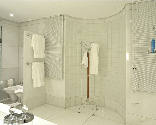 Aposte no branco 22 ideias de ambientes para você se inspirar Casa e Decor -> Loucas Banheiro Pequeno Aposte no branco 22 ideias de ambientes para você se inspirar Casa e Decor -> Loucas Banheiro Pequeno
