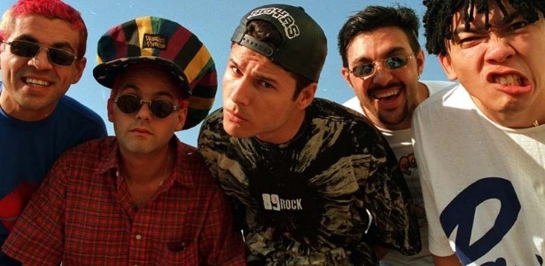 Vocalista do Mamonas (ao centro) e os outros integrantes da banda morreram em acidente de avião em 1996